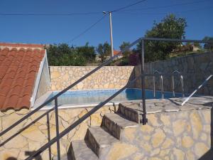 una rampa di scale che conduce alla piscina di House Milovic a Skradin