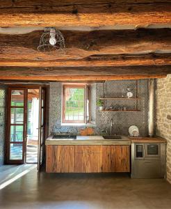 uma cozinha com um balcão de madeira e um lavatório em Ca' Maranghi Holiday House em Palazzuolo sul Senio