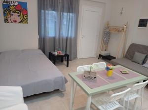 Art Villa في ستافروس: غرفة بسرير وطاولة وأريكة