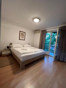 een slaapkamer met een bed en een groot raam bij Sea view apartment Poreč in Poreč