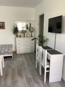 Televízia a/alebo spoločenská miestnosť v ubytovaní NONIEWICZA CENTRUM