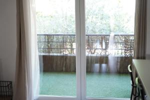 d'une fenêtre avec vue sur un balcon. dans l'établissement Splendide appartement 3 pièces - Parking et Clim, à Valence
