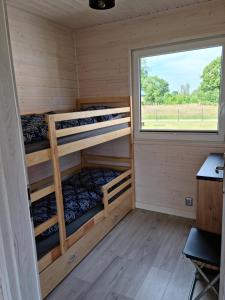 a room with bunk beds in a tiny house at Kalimera in Kołczewo