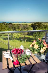 una mesa con un plato de flores en el balcón en Luxury apartment Vodolei en Krapets