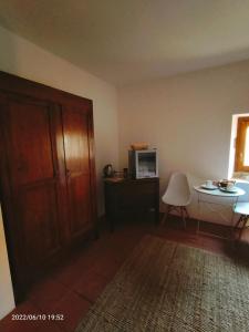 TV a/nebo společenská místnost v ubytování IL BORGO DI ROCCA CALASCIO + 37 fotografií