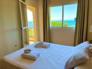 Schlafzimmer mit einem Bett mit Handtüchern und Meerblick in der Unterkunft Fantástico Apartamento con vistas al mar zona Club la Costa Castillo Fuengirola in Fuengirola + 28 Fotos