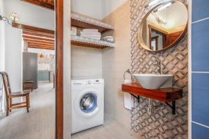 łazienka z pralką i umywalką w obiekcie Casa Flora w mieście Villaverde