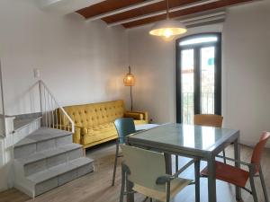 - une salle à manger avec une table, des chaises et un canapé dans l'établissement Can Llavi, à Canet de Mar
