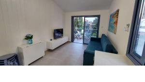 sala de estar con sofá azul y TV en cyprusmylove en Pafos