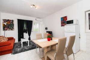 Televízia a/alebo spoločenská miestnosť v ubytovaní Apartment Peace