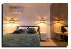 une chambre avec un lit avec deux lumières dessus dans l'établissement Cyprusmylove, à Paphos 42 autres photos