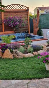 un jardín con rocas y flores en un patio en Betty vacanze, en Badesi