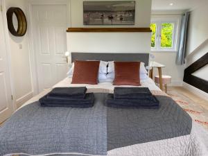 En eller flere senge i et værelse på The Mews - Family space, garden, parking, balcony, view