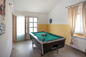 Biliár nebo kulečník v ubytování Villa Pistine - with private pool for 8 near Rovinj