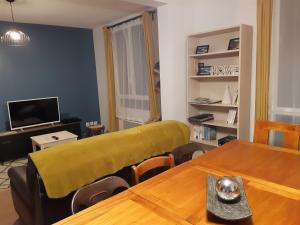 salon ze stołem i kanapą w obiekcie Chalet du Doumet Appartement 4 étoiles et Garage privé w mieście Luz-Saint-Sauveur