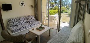 Posedenie v ubytovaní CAP COZ plage piscine et jardin