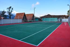 Instalaciones para jugar a tenis o squash en Chalets Suizos o alrededores