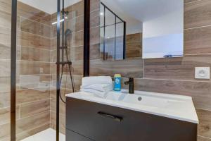 Ett badrum på LA MANUFACTURE - TOPDESTINATION-BOURG - Centre ville - Classé 3 étoiles