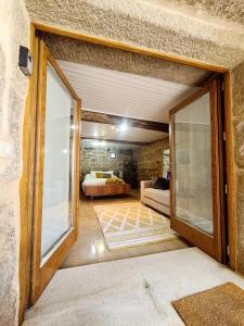 Zimmer mit einer Tür zu einem Schlafzimmer mit einem Bett in der Unterkunft A aira da xoaniña in Allariz