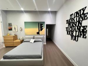 - une chambre avec un lit et une peinture murale dans l'établissement RaRoom Boutique, à Torre del Greco