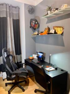 una oficina con escritorio y 2 sillas en Mini Smart Studio - Self Check-in, en Graz