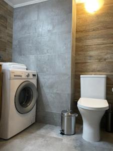 a bathroom with a washing machine and a toilet at Centro Alexandroupolis in Alexandroupoli