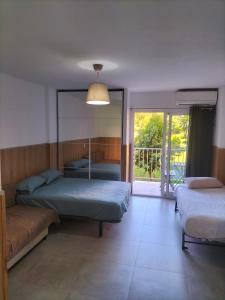 ベナルマデナにあるMinerva Evening Sun Studyのベッドルーム1室(ベッド2台、大きな窓付)