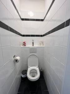 A bathroom at Prater Urban Retreat near city centre Még 14 kép