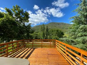 una terrazza in legno con vista sulle montagne di Gîte en Haute Provence La terrasse du Jabron a Montfroc