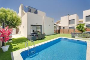 The swimming pool at or close to Azalea ii