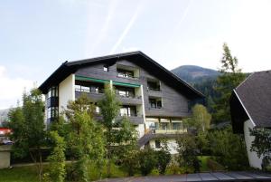 un edificio de apartamentos con techo de gambrel en Haus Kärnten, en Bad Kleinkirchheim