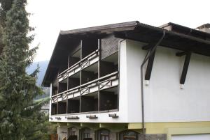 un edificio con ventanas grandes en un lateral en Haus Schuschnig, en Bad Kleinkirchheim