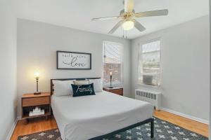מיטה או מיטות בחדר ב-Homey 3BR Apt with Comfy Living Room - Bell 2G