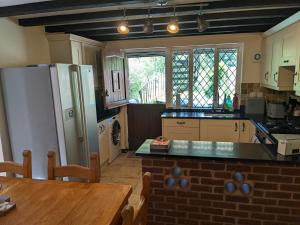 uma cozinha com um frigorífico e uma mesa em Butchers Cottage em Ironbridge