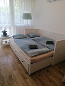 Posteľ alebo postele v izbe v ubytovaní Rose Apartman