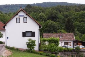 O edifício em que a casa de hóspedes se localiza