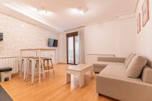 - un salon avec un canapé et une table dans l'établissement Vivienda Teruel Mudejar, à Teruel