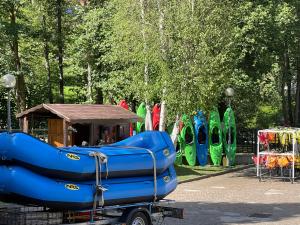 una barca blu gonfiabile su un rimorchio in un parco di Casa Martini a Mezzana