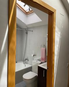 een badkamer met een wit toilet en een bad bij Dúplex 6 plazas para desconectar de la rutina in Oliana