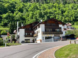 ein Gebäude am Straßenrand in der Unterkunft Casa Martini in Mezzana