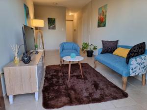 a living room with a blue couch and a table at Marfil in Posadas