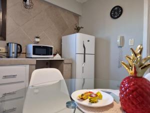 a kitchen with a glass table with a plate of fruit at Marfil in Posadas
