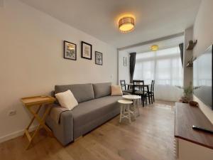 salon z kanapą i stołem w obiekcie Casita del Puerto 2 w mieście Santa Pola
