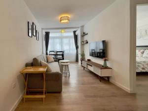 salon z kanapą i stołem w obiekcie Casita del Puerto 2 w mieście Santa Pola