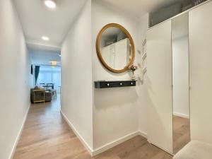 przedpokój z lustrem na ścianie i lustrem sidx sidx w obiekcie Casita del Puerto 2 w mieście Santa Pola
