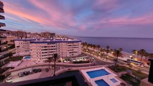 widok na miasto z oceanem i budynkami w obiekcie Aloha Beach Vibe w mieście Benalmádena