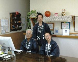 3 personnes assises à une table dans un magasin dans l'établissement Mimatsuso, à Izumi-Sano