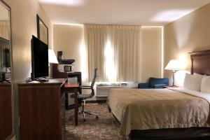 um quarto de hotel com uma cama e uma secretária com um computador em Quality Inn I-70 at Wanamaker em Topeka