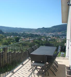 una mesa y sillas en un balcón con vistas en Casa Cabanas en Cabañas