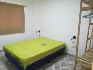 מיטה או מיטות בחדר ב-Soles de Alicia